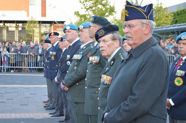 Veteranen tijdens de dodenherdenking in Dronten.