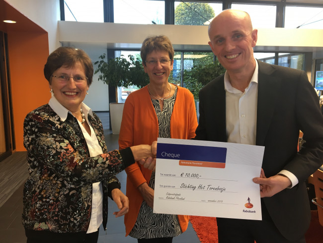 Overhandiging cheque Rabobank Flevoland.
