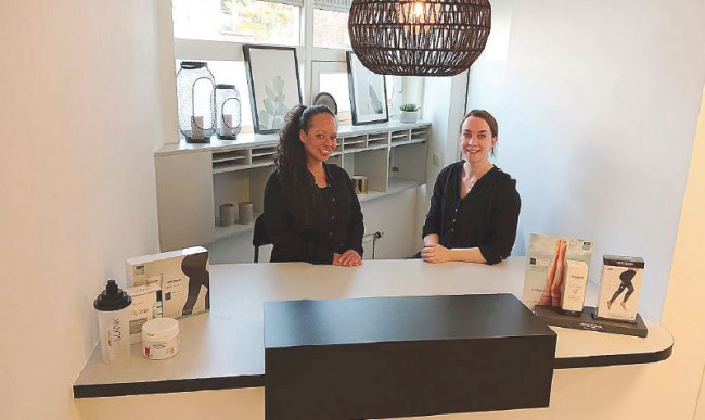 Hannah (rechts) en Jo-Ann helpen de klanten zich weer lekker in hun vel te voelen.