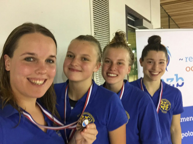 Het estafetteteam van de Zuiderzeezwemmers., https://brugnieuws.nl/uploads/bca54d1a00f51832234f784f260bb01a4a038677.jpg