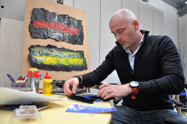 Kamper kunstenaar zet de tijd even stil met duik in het atelier