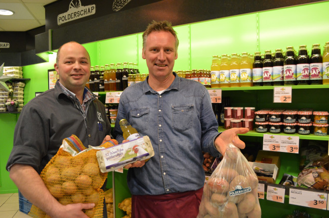 Klaas de Wal en Duurt Geersing tonen enkele streekproducten.