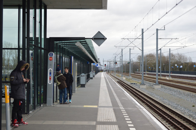 De gidslijnen op het perron in Dronten.