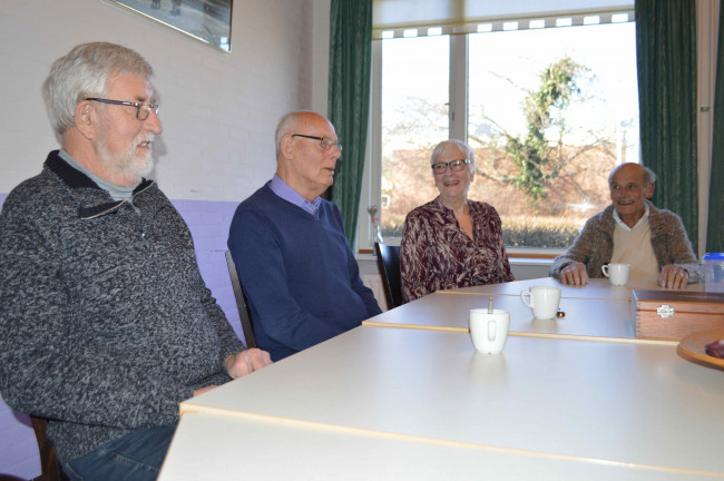 Geertje Verheijen temidden van dementerenden en mantelzorgers in De Steiger.