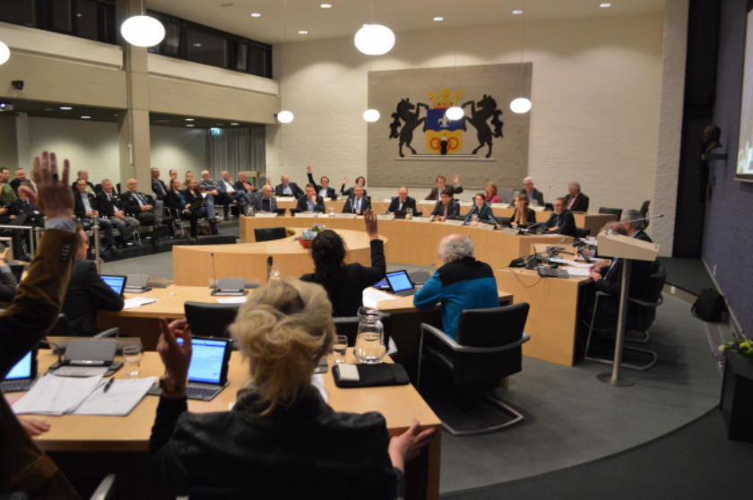 D66, SP (voorgrond), ChristenUnie en GroenLinks (achtergrond) stemmen tegen.
