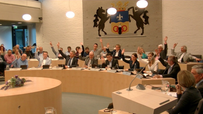 Ook ChristenUnie en GroenLinks (tweede rij) stemmen vóór.