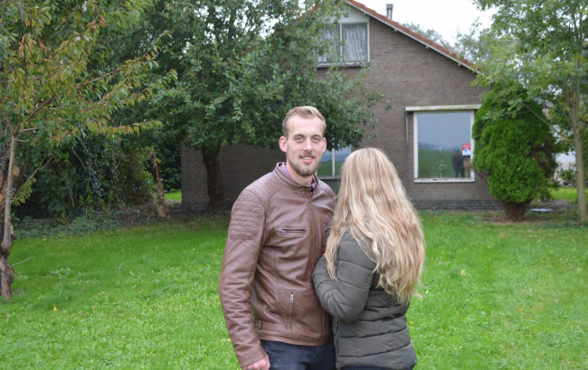 Johan en Marleen, die vanwege haar werk onherkenbaar wil blijven, voor hun woning aan de Rendierweg.
