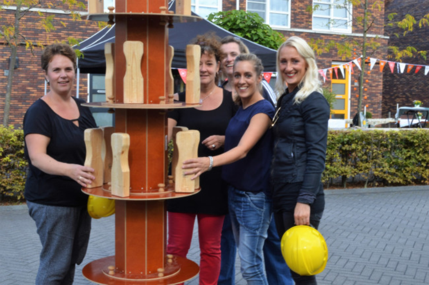 Rianne Sinke, Ella Timmerman, Margrit Vos, Miranda Pankl en Jantine Baaijens (Weversgilde, Dronten) tijdens de Burendag van vorig jaar.
