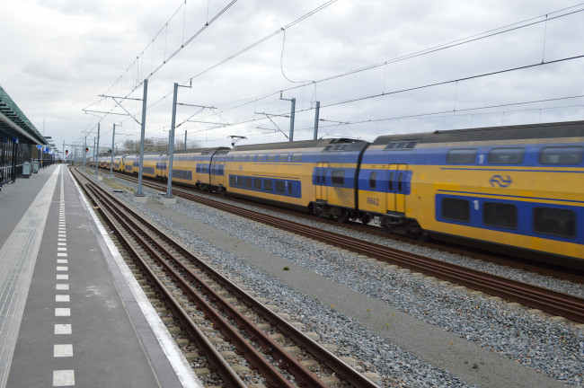 Station Dronten met links een gidslijn.