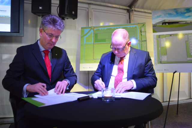 Dirk Minne Vis (links) bij de ondertekening van de contracten met Fresh-Care.