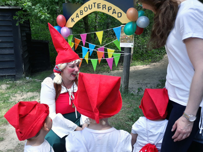 De kinderen van Sadina Dizdarevic krijgen kabouterinstructie.