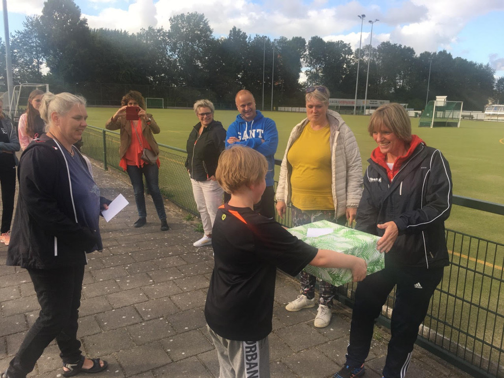 De overhandiging van het cadeau., https://brugnieuws.nl/uploads/253f9080d16f29b856f10a9fc6d3a9af0aa3dc07.jpg