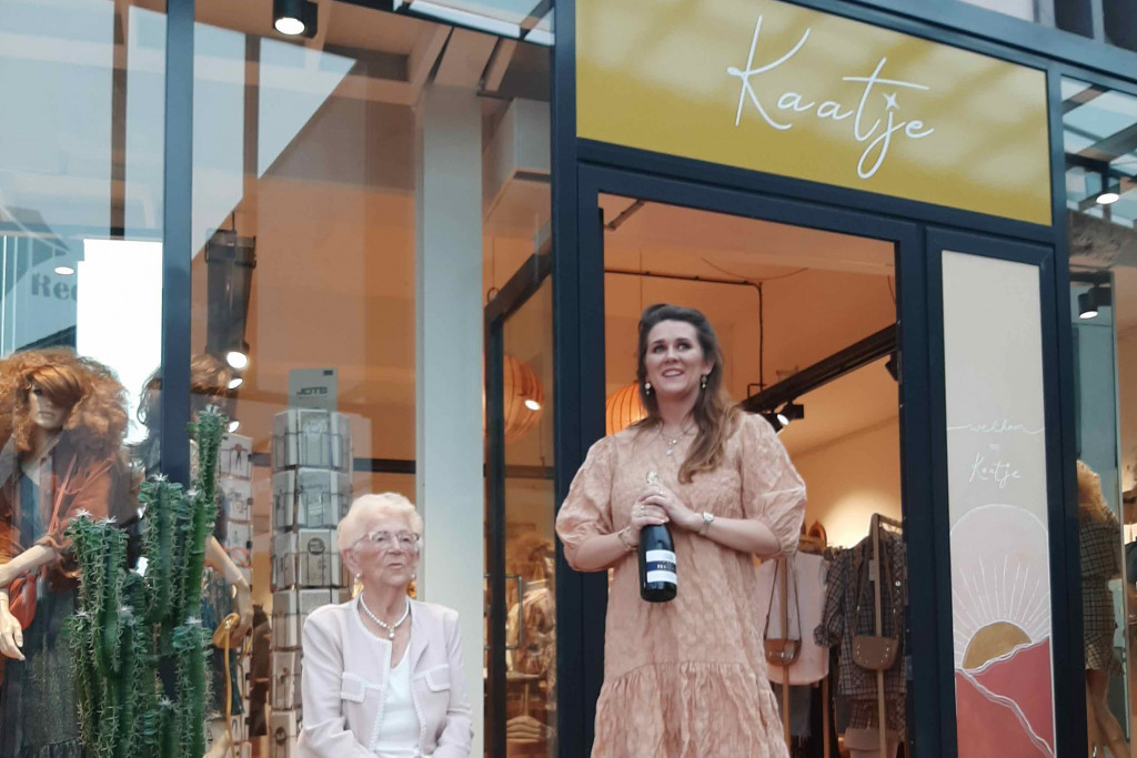 Lizet Verheul met haar oma voor de nieuwe winkel.