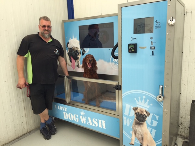  Olaf Vrijs in de nieuwe hondenwasstraat Dogwash Dronten. 