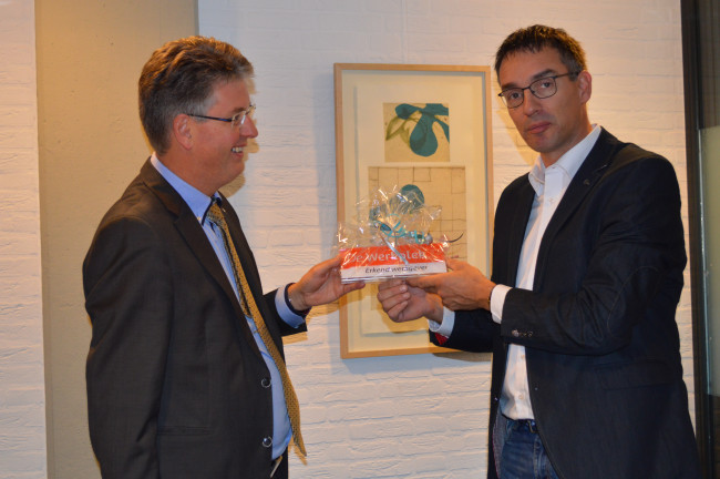 Dirk Minne Vis en Jan Schuurhuis van de Albert Heijn in Biddinghuizen.