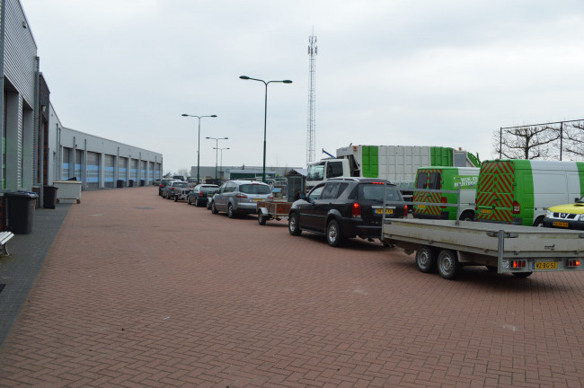 Filevorming bij de milieustraat op zaterdag.