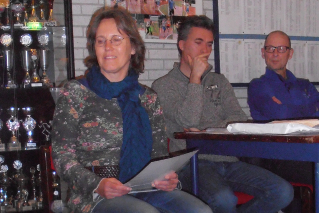 Petra Buis draagt haar gedicht voor.