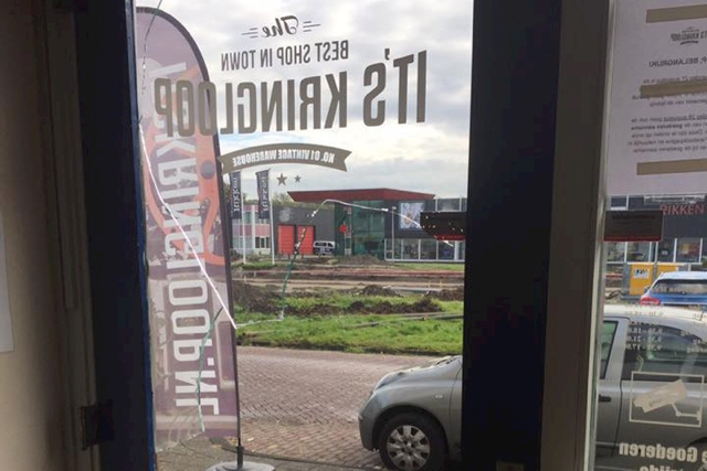 De vernielde ruit in de voordeur.