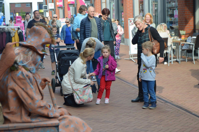 Levend standbeeld in winkelcentrum Suydersee in Dronten.