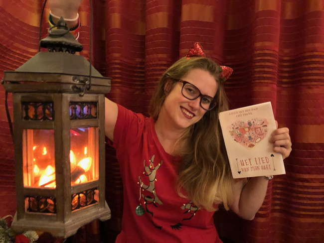 Lily Frank met haar nieuwe boek.