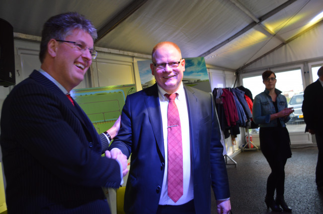 Wethouder Dirk Minne Vis (links) bij de Staay Food Group.