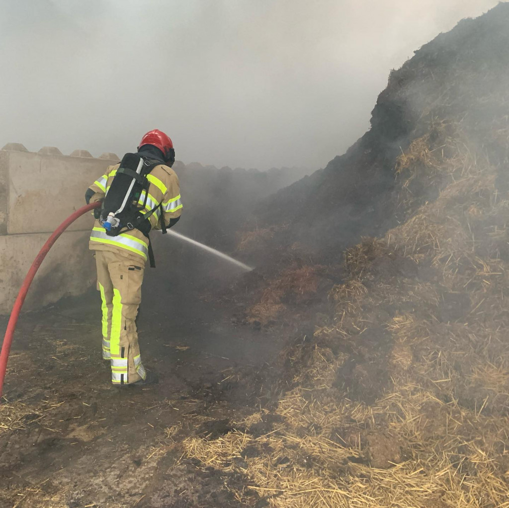 De brandweer in actie aan de Rendierweg.