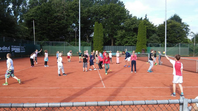 Kinderen tennissen in Swifterbant.
