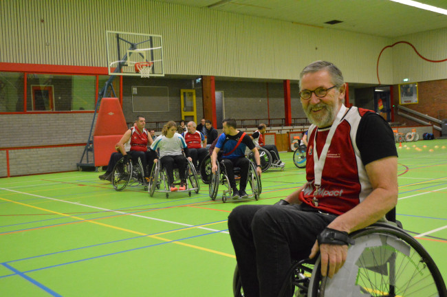 Jan Scholtens tijdens de basketbaldemonstratie van Flevostar.