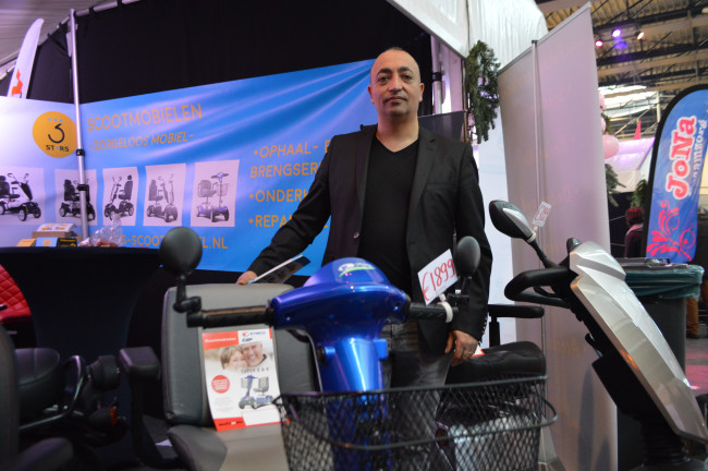 Mustafa Aksu in zijn stand in De Meerpaal.