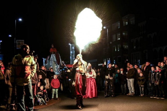 Vuurspuwer bij Lichtjestour in Swifterbant.