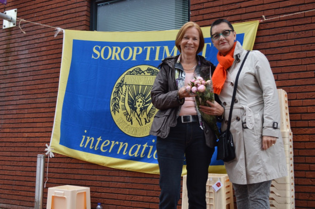 De Soroptimisten tijdens een actie in Dronten. (archieffoto)