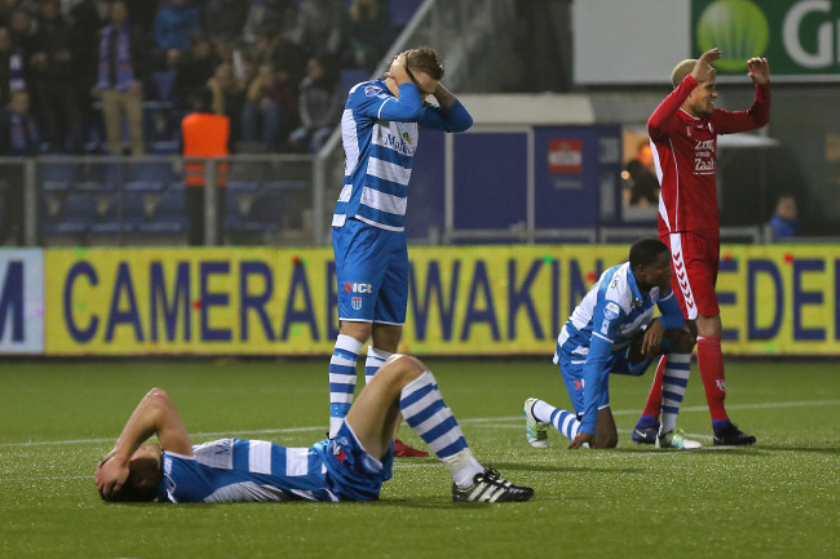 Verslagenheid bij PEC Zwolle na het laatste fluitsignaal., https://brugnieuws.nl/uploads/d9a962300a5cee4e41ad3492d01841810b4437a8.jpeg