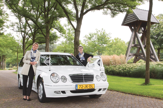 Femke Verhoef en Karin Hofstede van Volatus Uitvaartzorg.