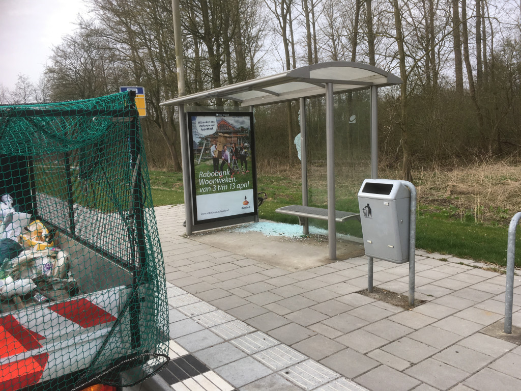 Eeen eerdere vernieling van een bushokje aan de Gildepenningdreef in Dronten.