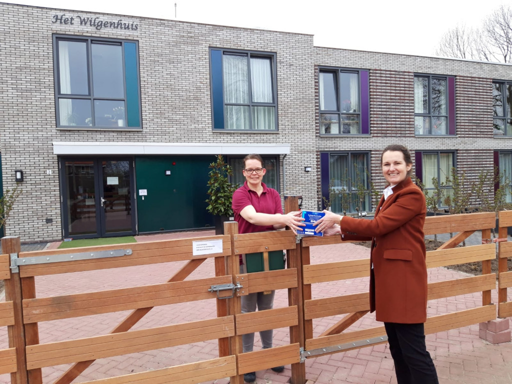 Inge Rook (li.) ontvangt mondkapjes van Tandartspraktijk Dronten.