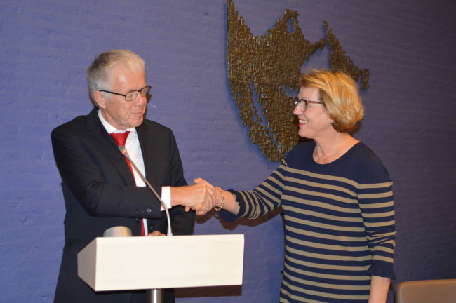 Leen Verbeek feliciteert Ineke Bakker na haar installatie.