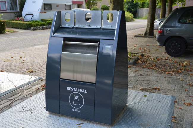 Ondergrondse container voor restafval.