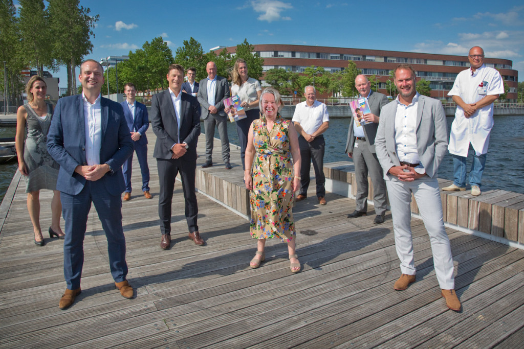 Ondertekening van de overeenkomst tussen Flevoziekenhuis en Philips – Anita Arts (voorzitter Raad van Bestuur Flevoziekenhuis), eerste rij tweede van rechts. Henk Valk (CEO Philips Benelux) eerste rij tweede van links.