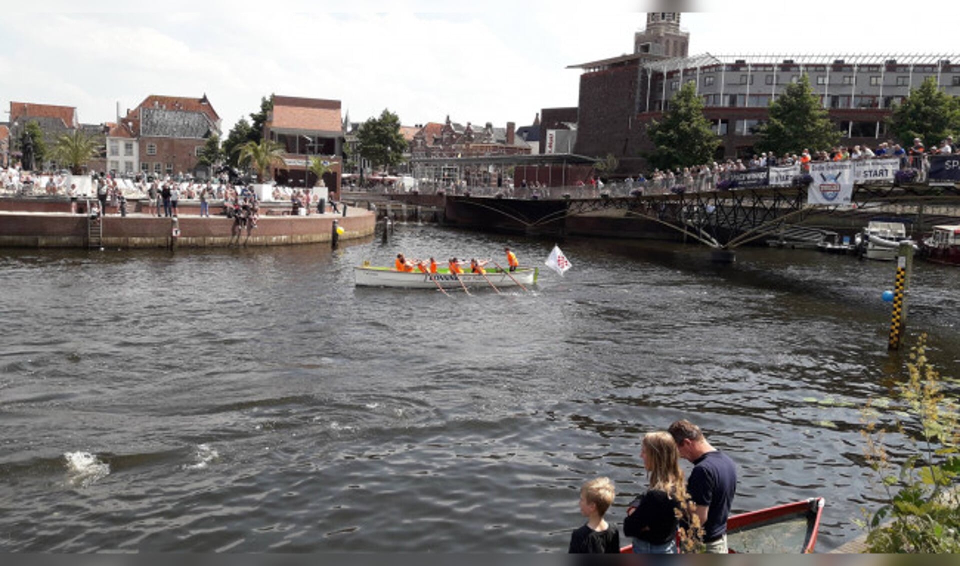  Het  damesteam passeert Hofvlietvilla voor het laatste rondje door de Zwolse gracht.