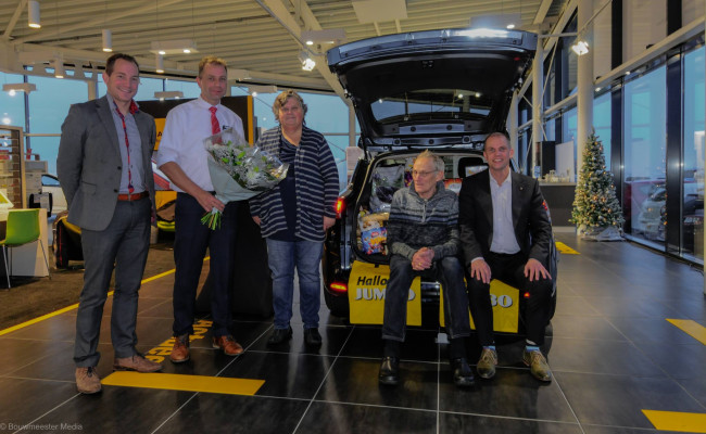 Op de foto het winnende echtpaar in het midden, rechts verkoopadviseur Raymond Niemeijer en links de twee Jumbo supermarkteigenaren.