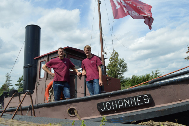 Kees Hellinga (rechts) en Robbert van de Beek op stoomsleepboot johannes.