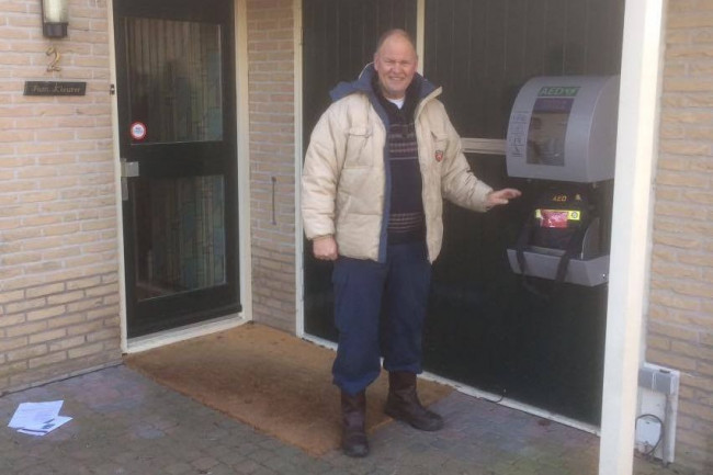 Patrick Kleuver bij zijn AED.