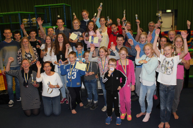 De clubkampioenen van de Zuiderzeezwemmers met wethouder Ton van Amerongen.