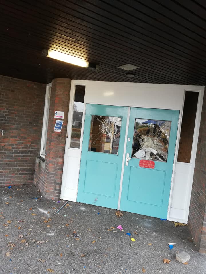Ingegooide ruiten bij De Steiger.
