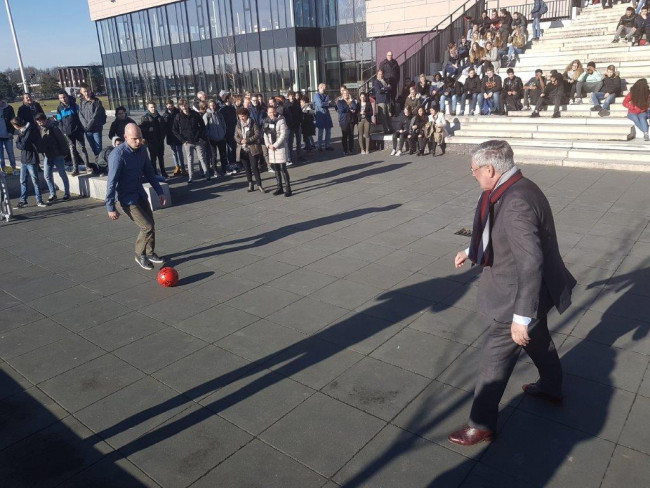 Burgemeester Aat de Jonge en teamleider Reinald Bosman van het Ichthus College openen het veldje.