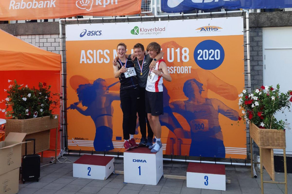 Het podium met links Brend Baak.