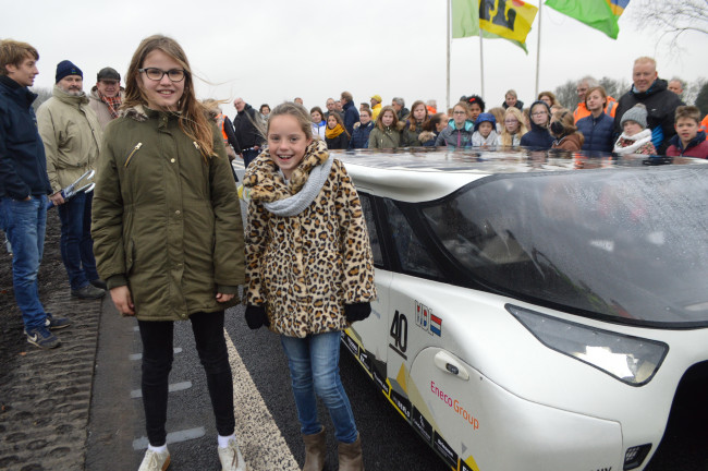 Noï en Lente bij de zonne-auto kort na de openingshandeling.
