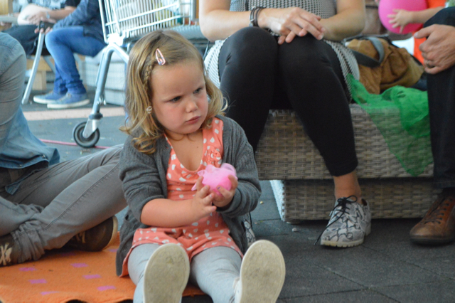 Een jonge deelnemer aan Muziek op Schoot.