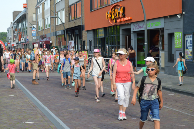 De zuidkant van het Redeplein tijdens de avondvierdaagse.