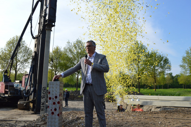 Anderhalf jaar geleden sloeg wethouder Van Amerongen de eerste paal voor de derde villa.